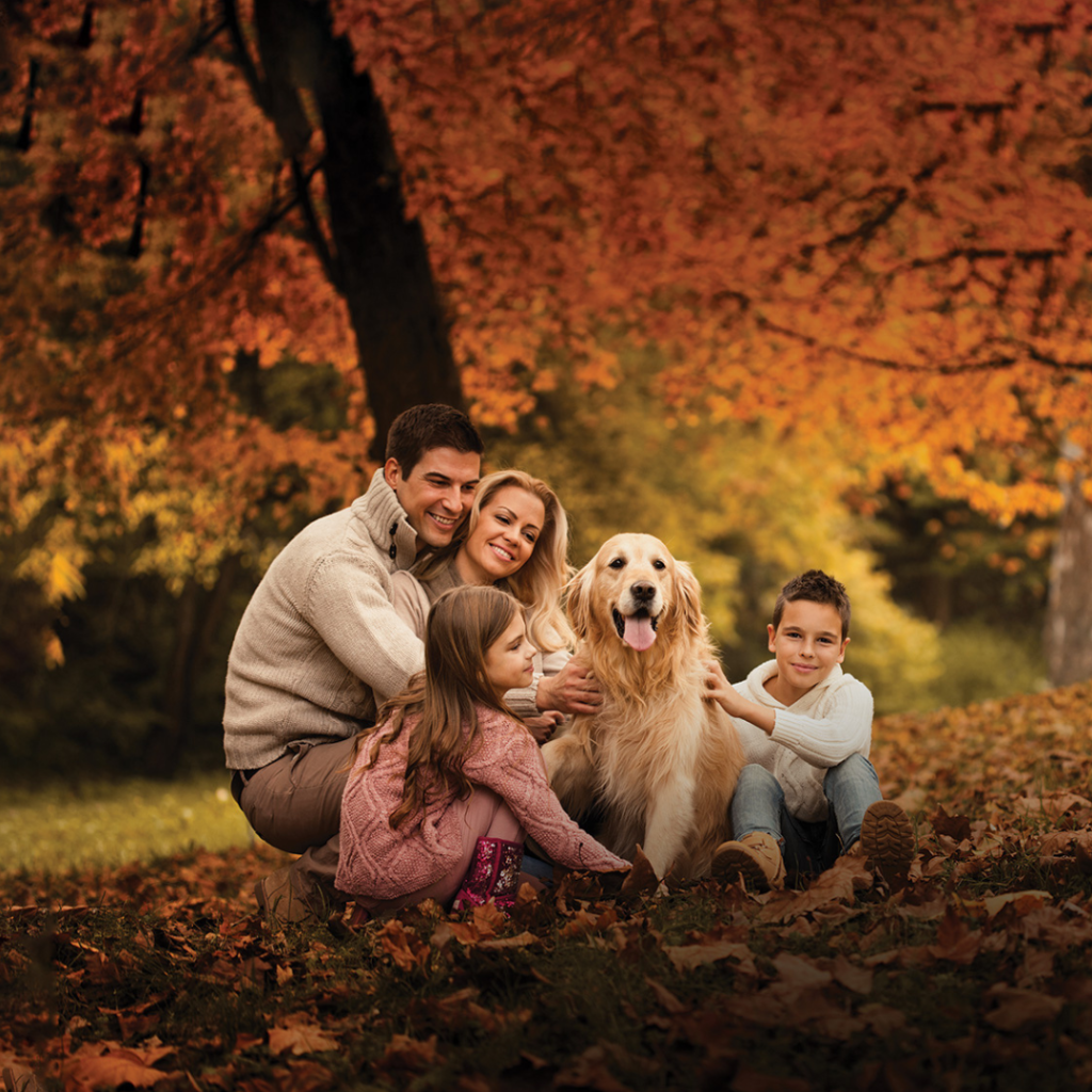 Familie mit Ihrem Familienhund