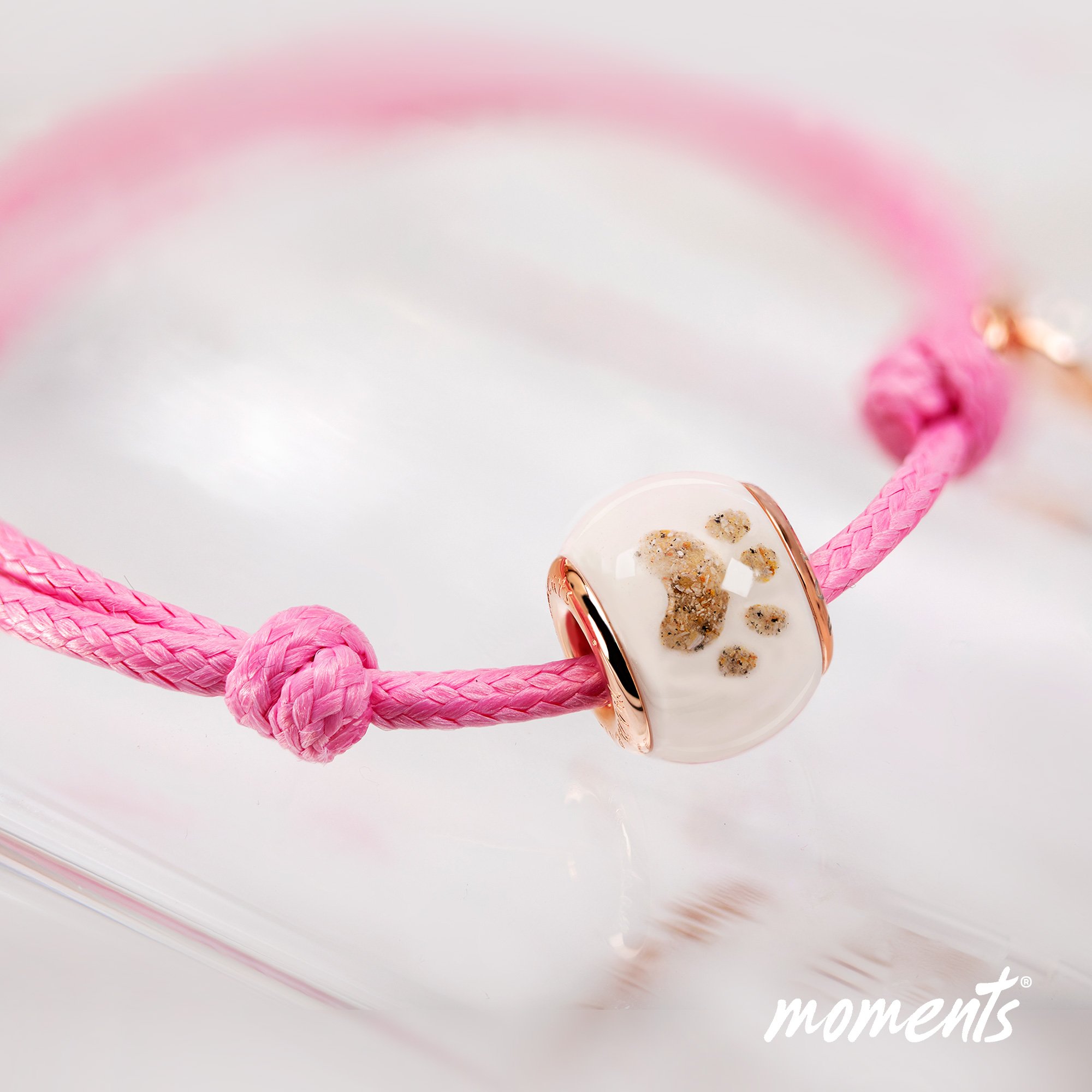 Armband mit Großlochperle und Asche zur Tatze gelegt