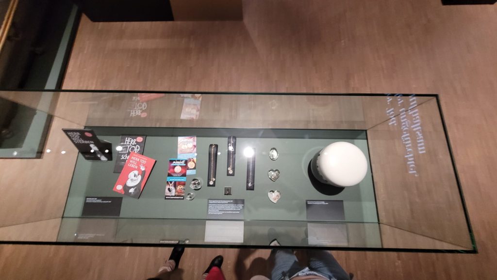 Vitrine mit Schmuckstücken aus der Kollektion Moments