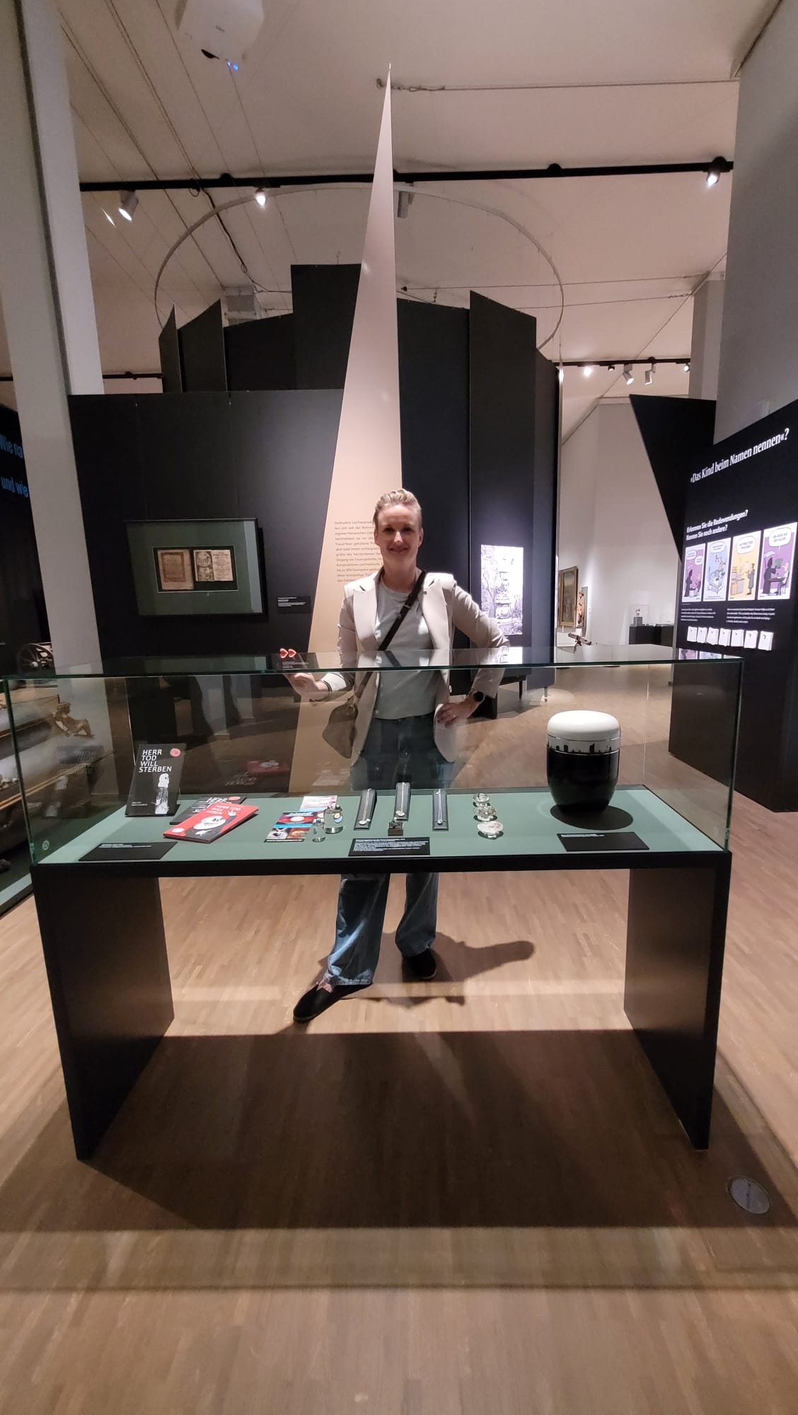 Vitrine mit Schmuck von Moments